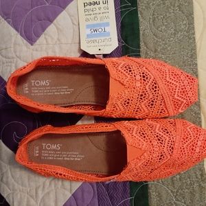 Orange crochet TOMS New size 8.5